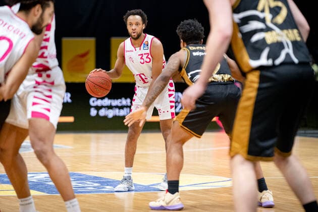 Parker Jackson-Cartwright (Nr. 33 Telekom Baskets Bonn) gegen Tookie Brown (Nr. 0 Basketball Loewen Braunschweig) Basketball Loewen Braunschweig - Telekom Baskets Bonn Basketball Loewen Braunschweig - Telekom Baskets Bonn, Basketball, BBL, Saison 2020 2021, 13.02.2022 Braunschweig Copyright: xEibner-Pressefoto DanielxReineltx EP_DRT