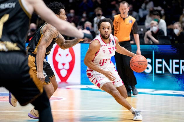 Sport Bilder des Tages Parker Jackson-Cartwright (Nr. 33 Telekom Baskets Bonn) Basketball Loewen Braunschweig - Telekom Baskets Bonn Basketball Loewen Braunschweig - Telekom Baskets Bonn, Basketball, BBL, Saison 2020 2021, 13.02.2022 Braunschweig Copyright: xEibner-Pressefoto DanielxReineltx EP_DRT