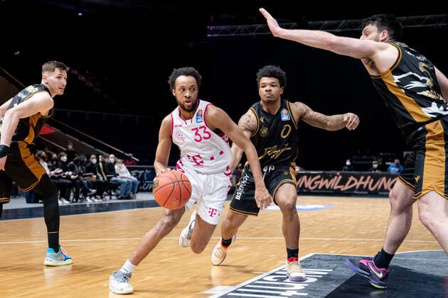 Parker Jackson-Cartwright (Nr. 33 Telekom Baskets Bonn) gegen Tookie Brown (Nr. 0 Basketball Loewen Braunschweig) Basketball Loewen Braunschweig - Telekom Baskets Bonn Basketball Loewen Braunschweig - Telekom Baskets Bonn, Basketball, BBL, Saison 2020 2021, 13.02.2022 Braunschweig Copyright: xEibner-Pressefoto DanielxReineltx EP_DRT
