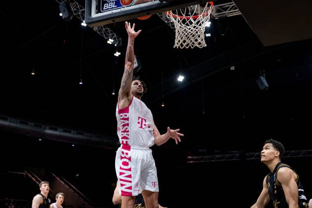 Michael Kessens (Nr. 6 Telekom Baskets Bonn) Basketball Loewen Braunschweig - Telekom Baskets Bonn Basketball Loewen Braunschweig - Telekom Baskets Bonn, Basketball, BBL, Saison 2020 2021, 13.02.2022 Braunschweig Copyright: xEibner-Pressefoto DanielxReineltx EP_DRT