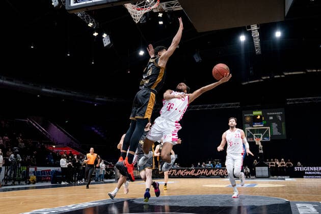 Parker Jackson-Cartwright (Nr. 33 Telekom Baskets Bonn) gegenDavid Kraemer (Nr. 1 Basketball Loewen Braunschweig) Basketball Loewen Braunschweig - Telekom Baskets Bonn Basketball Loewen Braunschweig - Telekom Baskets Bonn, Basketball, BBL, Saison 2020 2021, 13.02.2022 Braunschweig Copyright: xEibner-Pressefoto DanielxReineltx EP_DRT