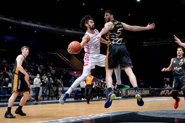Jeremy Morgan (Nr. 20 Telekom Baskets Bonn) gegen Owen Klaasen (Nr. 5 Basketball Loewen Braunschweig) Basketball Loewen Braunschweig - Telekom Baskets Bonn Basketball Loewen Braunschweig - Telekom Baskets Bonn, Basketball, BBL, Saison 2020 2021, 13.02.2022 Braunschweig Copyright: xEibner-Pressefoto DanielxReineltx EP_DRT