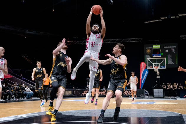 Javontae Hawkins (Nr. 13 Telekom Baskets Bonn) gegen Ondrej Sehnal (Nr. 19 Basketball Loewen Braunschweig) und Luc van Slooten (Nr. 4 Basketball Loewen Braunschweig) Basketball Loewen Braunschweig - Telekom Baskets Bonn Basketball Loewen Braunschweig - Telekom Baskets Bonn, Basketball, BBL, Saison 2020 2021, 13.02.2022 Braunschweig Copyright: xEibner-Pressefoto DanielxReineltx EP_DRT