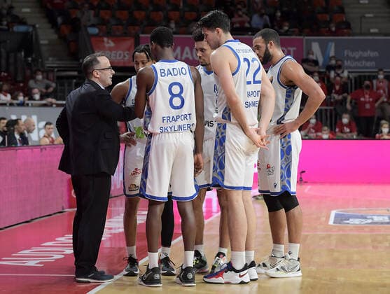 13.02.2022, xemx, Basketball BBL Bundesliga, FC Bayern Muenchen Basketball - Frankfurt Skyliners emspor, v.l. Cheftrainer Diego Ocampo (Frankfurt Skyliners) gibt Anweisungen, gestikuliert mit den Armen, gesticulate, gives instructions an seine Mannschaft Muenchen