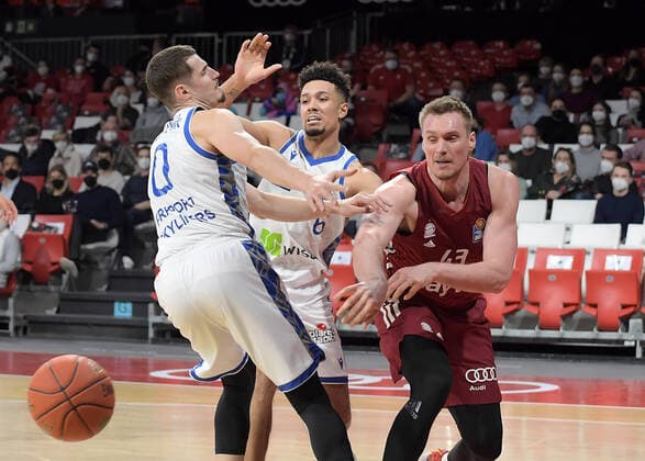 13.02.2022, xemx, Basketball BBL Bundesliga, FC Bayern Muenchen Basketball - Frankfurt Skyliners emspor, v.l. Lukas Wank (Frankfurt Skyliners), Len Adam Schoormann (Frankfurt Skyliners), Leon Radosevic (FC Bayern Basketball) Muenchen