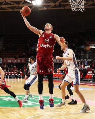 Leon Radosevic (Bayern Basketball, 43) mit einem Rebound GER, FC Bayern Basketball vs. FRAPORT SKYLINERS, Basketball, 1.Bundesliga, Saison 2021 2022, 13.02.2022 GER, FC Bayern Basketball vs. FRAPORT SKYLINERS, Basketball, 1.Bundesliga, Saison 2021 2022, 13.02.2022 Muenchen Copyright: xEIBNER MarcelxEngelbrechtx EP_EER