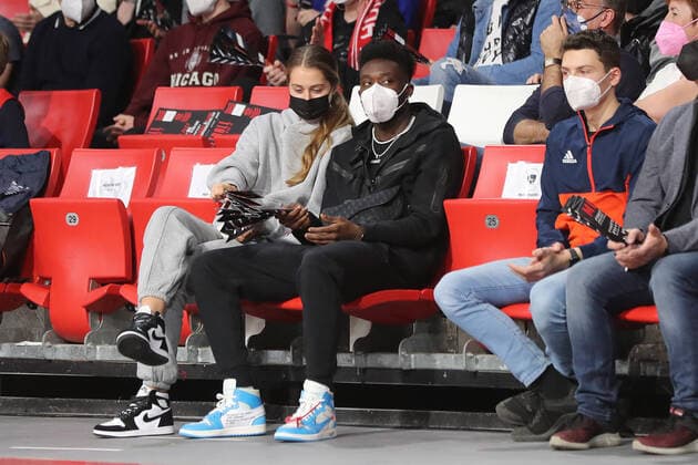 Alphonso Davies schaut sich mit seiner Freundin der FC Bayern Basketballer an. GER, FC Bayern Basketball vs. FRAPORT SKYLINERS, Basketball, 1.Bundesliga, Saison 2021 2022, 13.02.2022 GER, FC Bayern Basketball vs. FRAPORT SKYLINERS, Basketball, 1.Bundesliga, Saison 2021 2022, 13.02.2022 Muenchen Copyright: xEIBNER MarcelxEngelbrechtx EP_EER