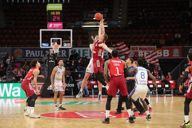 Tip-Off der Partie GER, FC Bayern Basketball vs. FRAPORT SKYLINERS, Basketball, 1.Bundesliga, Saison 2021 2022, 13.02.2022 GER, FC Bayern Basketball vs. FRAPORT SKYLINERS, Basketball, 1.Bundesliga, Saison 2021 2022, 13.02.2022 Muenchen Copyright: xEIBNER MarcelxEngelbrechtx EP_EER