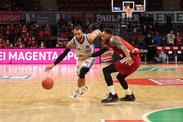 Zweikampf zwischen Rasheed Moore (FRAPORT SKYLINERS, 20) und Deshaun Thomas (Bayern Basketball, 1) GER, FC Bayern Basketball vs. FRAPORT SKYLINERS, Basketball, 1.Bundesliga, Saison 2021 2022, 13.02.2022 GER, FC Bayern Basketball vs. FRAPORT SKYLINERS, Basketball, 1.Bundesliga, Saison 2021 2022, 13.02.2022 Muenchen Copyright: xEIBNER MarcelxEngelbrechtx EP_EER