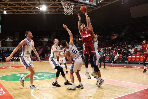 Joshua Obiesie (Bayern Basketball, 9) behauptet den Ball GER, FC Bayern Basketball vs. FRAPORT SKYLINERS, Basketball, 1.Bundesliga, Saison 2021 2022, 13.02.2022 GER, FC Bayern Basketball vs. FRAPORT SKYLINERS, Basketball, 1.Bundesliga, Saison 2021 2022, 13.02.2022 Muenchen Copyright: xEIBNER MarcelxEngelbrechtx EP_EER