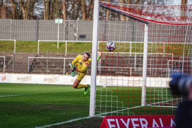 Cologne, Germany, February 13th Merle Frohms (1 Frankfurt) trys to save the ball during the Flyeralarm Frauen-Bundesliga 2021 2022 match between 1. FC Koeln and Eintracht Frankfurt at Franz-Kremer-Stadium in Cologne, Germany. Norina Toenges Sports Press Phot 1. FC Koeln v Eintracht Frankfurt - Flyeralarm Frauen-Bundesliga 2021 2022 - Franz-Kremer-Stadium 