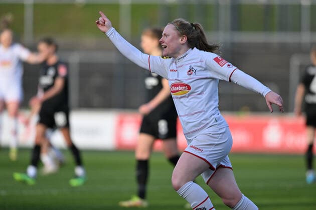 Amber Barrett (FC Köln, 22) dreht jubelnd nach dem Tor 1:0 von Weronika Zawistowska (FC Köln, 24) ab, 13.02.2022, Köln (Deutschland), Fussball, Flyeralarm Frauen-Bundesliga, 1.FC Köln - Eintracht Frankfurt xmkx