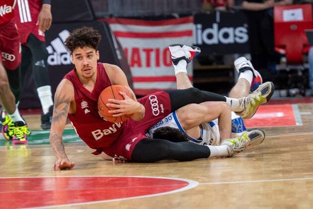 Joshua Obiesie 9 (FC Bayern), Brooks DeBisschop 22 (Fraport Skyliner), FC Bayern Basketball vs. Fraport Skyliners, easyCredit BBL, 13.02.2022 Muenchen Bayern Deutschland