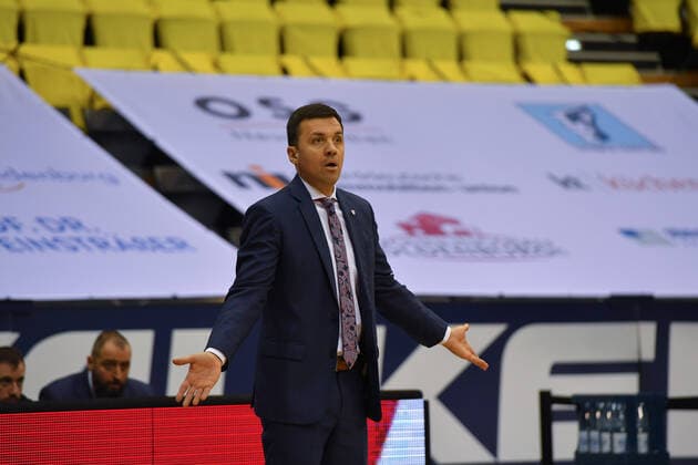 GER, Basketball,easy Credit-BBL, EWE Baskets Oldenburg vs SYNTAINICS MBC 13.02.2022, EWE Arena, Oldenburg, GER, easy Credit-BBL, EWE Baskets Oldenburg vs SYNTAINICS MBC , im Bild mit leeren Haenden Igor JOVOVIC ( SYNTAINICS MBC Headcoach )