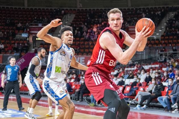 Len Adam Schoormann 6 (Fraport Skyliner), Leon Radosevic 43 (FC Bayern), FC Bayern Basketball vs. Fraport Skyliners, easyCredit BBL, 13.02.2022 Muenchen Bayern Deutschland