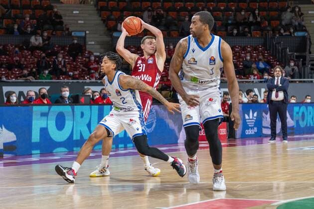 Donovan Donaldson 2 (Fraport Skyliner), Zan Mark Sisko 31 (FC Bayern), Jamel McLean 1 (Fraport Skyliner), FC Bayern Basketball vs. Fraport Skyliners, easyCredit BBL, 13.02.2022 Muenchen Bayern Deutschland
