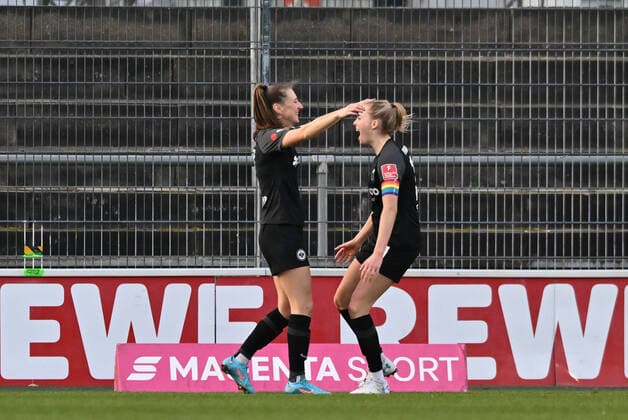 Jubel, Freuen, celebrate, happy, cheer , Goal Celebration Torschützin Lara Prasnikar (SGE, 7) mit Laura Freigang (SGE, 10), 13.02.2022, Köln (Deutschland), Fussball, Flyeralarm Frauen-Bundesliga, 1.FC Köln - Eintracht Frankfurt xmkx