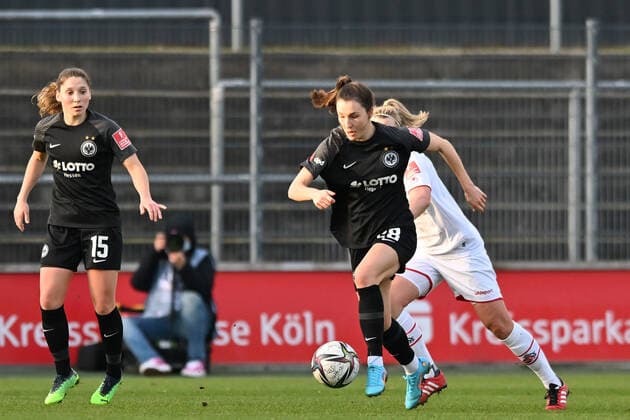 Barbara Dunst (SGE, 28) mit Ball in der Offensive, 13.02.2022, Köln (Deutschland), Fussball, Flyeralarm Frauen-Bundesliga, 1.FC Köln - Eintracht Frankfurt xmkx