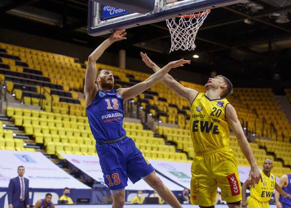Oldenburg, Niedersachsen, DEU, 13.02.2022, Radii Caisin (links, Syntainics MBC) und Michal Michalak (rechts, EWE Baskets Oldenburg). EWE Baskets Oldenburg vs. Syntainics MBC. 1. Basketball-Bundesliga Saison 2021 2022, 21. Spieltag, Grosse EWE Arena. EWE Baskets Oldenburg vs. Syntainics MBC