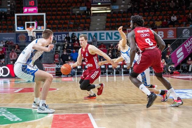 Andreas Obst 13 (FC Bayern), Brancou Badio 8 (Fraport Skyliner), Othello Hunter 8 (FC Bayern), FC Bayern Basketball vs. Fraport Skyliners, easyCredit BBL, 13.02.2022 Muenchen Bayern Deutschland