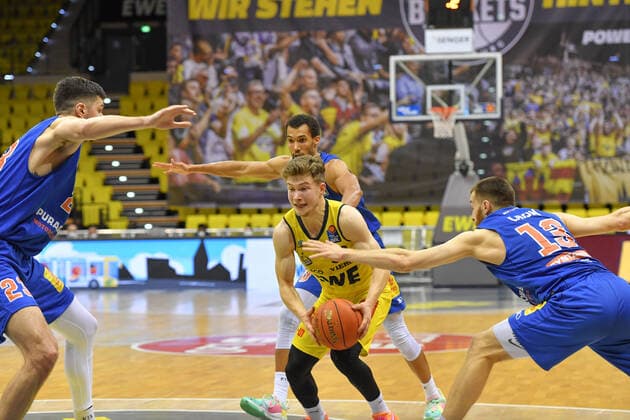 GER, Basketball,easy Credit-BBL, EWE Baskets Oldenburg vs SYNTAINICS MBC 13.02.2022, EWE Arena, Oldenburg, GER, easy Credit-BBL, EWE Baskets Oldenburg vs SYNTAINICS MBC , im Bild durch die Mitte Bennet HUNDT ( EWE Baskets Oldenburg 33 ) Goran HUSKIC ( SYNTAINICS MBC 23 ) Jamel MORRIS ( SYNTAINICS MBC 20 ) Radii CAISIN ( SYNTAINICS MBC 13 )