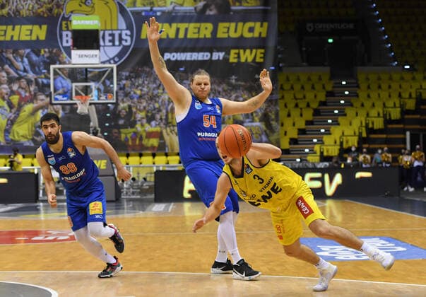GER, Basketball,easy Credit-BBL, EWE Baskets Oldenburg vs SYNTAINICS MBC 13.02.2022, EWE Arena, Oldenburg, GER, easy Credit-BBL, EWE Baskets Oldenburg vs SYNTAINICS MBC , im Bild nicht zu Fall gekommen Max HEIDEGGER ( EWE Baskets Oldenburg 3 ) gegen John BRYANT ( SYNTAINICS MBC 54 ) Behnam YAKCHALI ( SYNTAINICS MBC 88 )