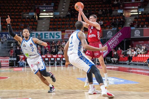 Donovan Donaldson 2 (Fraport Skyliner), Jamel McLean 1 (Fraport Skyliner), Zan Mark Sisko 31 (FC Bayern), FC Bayern Basketball vs. Fraport Skyliners, easyCredit BBL, 13.02.2022 Muenchen Bayern Deutschland