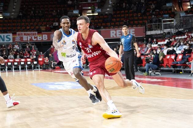 Brancou Badio 8 (Fraport Skyliner), Zan Mark Sisko 31 (FC Bayern), FC Bayern Basketball vs. Fraport Skyliners, easyCredit BBL, 13.02.2022 Muenchen Bayern Deutschland