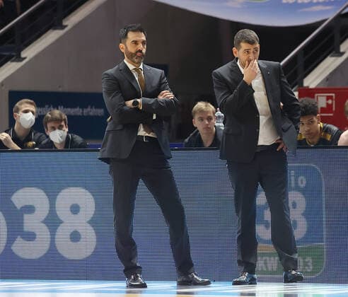 Headcoach Jesus Ramirez (Basketball Loewen Braunschweig), Assistantcoach Kostas Papazoglou (Basketball Loewen Braunschweig) nachdenklich