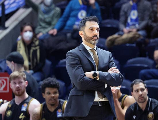 Headcoach Jesus Ramirez (Basketball Loewen Braunschweig) nachdenklich