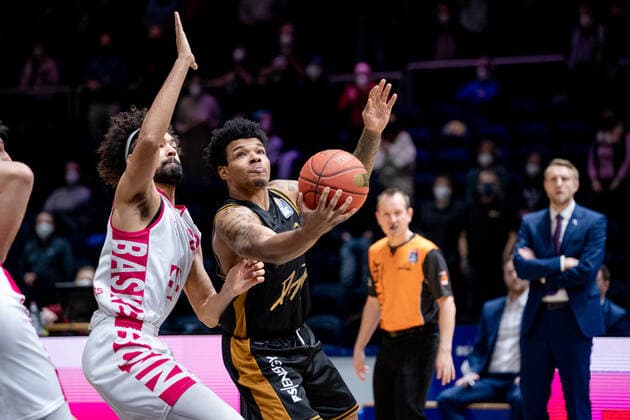 Tookie Brown (Nr. 0 Basketball Loewen Braunschweig) gegen Jeremy Morgan (Nr. 20 Telekom Baskets Bonn) Basketball Loewen Braunschweig - Telekom Baskets Bonn Basketball Loewen Braunschweig - Telekom Baskets Bonn, Basketball, BBL, Saison 2020 2021, 13.02.2022 Braunschweig Copyright: xEibner-Pressefoto DanielxReineltx EP_DRT