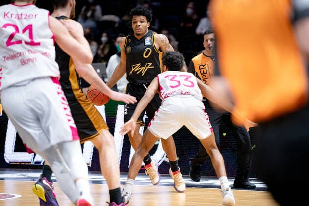 Tookie Brown (Nr. 0 Basketball Loewen Braunschweig) gegen Parker Jackson-Cartwright (Nr. 33 Telekom Baskets Bonn) Basketball Loewen Braunschweig - Telekom Baskets Bonn Basketball Loewen Braunschweig - Telekom Baskets Bonn, Basketball, BBL, Saison 2020 2021, 13.02.2022 Braunschweig Copyright: xEibner-Pressefoto DanielxReineltx EP_DRT