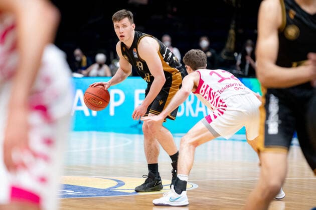 Ondrej Sehnal (Nr. 19 Basketball Loewen Braunschweig) gegen Skyler Bowlin (Nr. 12 Telekom Baskets Bonn) Basketball Loewen Braunschweig - Telekom Baskets Bonn Basketball Loewen Braunschweig - Telekom Baskets Bonn, Basketball, BBL, Saison 2020 2021, 13.02.2022 Braunschweig Copyright: xEibner-Pressefoto DanielxReineltx EP_DRT