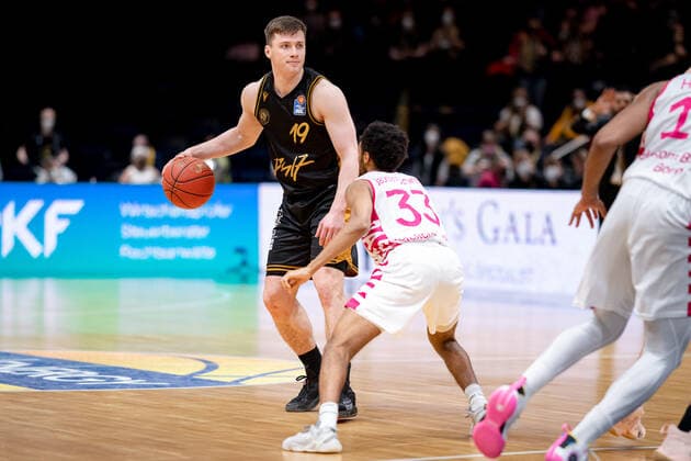 Ondrej Sehnal (Nr. 19 Basketball Loewen Braunschweig) gegen Parker Jackson-Cartwright (Nr. 33 Telekom Baskets Bonn) Basketball Loewen Braunschweig - Telekom Baskets Bonn Basketball Loewen Braunschweig - Telekom Baskets Bonn, Basketball, BBL, Saison 2020 2021, 13.02.2022 Braunschweig Copyright: xEibner-Pressefoto DanielxReineltx EP_DRT