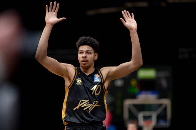 Sanada Fru (Nr. 10 Basketball Loewen Braunschweig) Basketball Loewen Braunschweig - Telekom Baskets Bonn Basketball Loewen Braunschweig - Telekom Baskets Bonn, Basketball, BBL, Saison 2020 2021, 13.02.2022 Braunschweig Copyright: xEibner-Pressefoto DanielxReineltx EP_DRT
