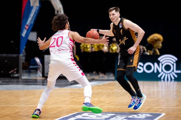 David Kraemer (Nr. 1 Basketball Loewen Braunschweig) gegen Jeremy Morgan (Nr. 20 Telekom Baskets Bonn) Basketball Loewen Braunschweig - Telekom Baskets Bonn Basketball Loewen Braunschweig - Telekom Baskets Bonn, Basketball, BBL, Saison 2020 2021, 13.02.2022 Braunschweig Copyright: xEibner-Pressefoto DanielxReineltx EP_DRT
