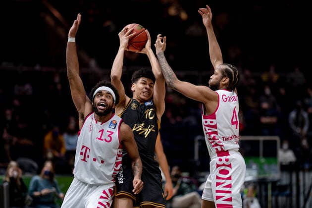 Sanada Fru (Nr. 10 Basketball Loewen Braunschweig) gegen Saulius Kulvietis (Nr. 10 Telekom Baskets Bonn) und Justin Gorham (Nr. 4 Telekom Baskets Bonn) Basketball Loewen Braunschweig - Telekom Baskets Bonn Basketball Loewen Braunschweig - Telekom Baskets Bonn, Basketball, BBL, Saison 2020 2021, 13.02.2022 Braunschweig Copyright: xEibner-Pressefoto DanielxReineltx EP_DRT