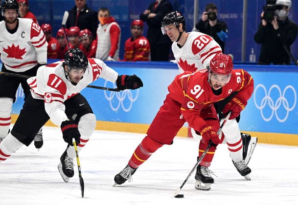 (220214) -- BEIJING, Feb. 13, 2022 -- Wang Taile (R) of China competes during the Ice hockey, Eishockey men s preliminary round Group A match between China and Canada at National Indoor Stadium in Beijing, capital of China, Feb. 13, 2022. ) (BEIJING2022)CHINA-BEIJING-OLYMPIC Winter games, Winterspiele,Spiele, Summer games ICE HOCKEY-MEN S PRELIMINARY-CHN VS CAN(CN) LixAn 