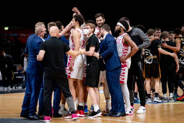 Freude nach Abpfiff Basketball Loewen Braunschweig - Telekom Baskets Bonn Basketball Loewen Braunschweig - Telekom Baskets Bonn, Basketball, BBL, Saison 2020 2021, 13.02.2022 Braunschweig Copyright: xEibner-Pressefoto DanielxReineltx EP_DRT