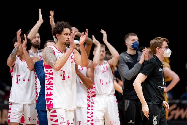Freud ebei Michael Kessens (Nr. 6 Telekom Baskets Bonn), Tim Hasbargen (Nr. 24 Telekom Baskets Bonn) und Teamkollegen Basketball Loewen Braunschweig - Telekom Baskets Bonn Basketball Loewen Braunschweig - Telekom Baskets Bonn, Basketball, BBL, Saison 2020 2021, 13.02.2022 Braunschweig Copyright: xEibner-Pressefoto DanielxReineltx EP_DRT