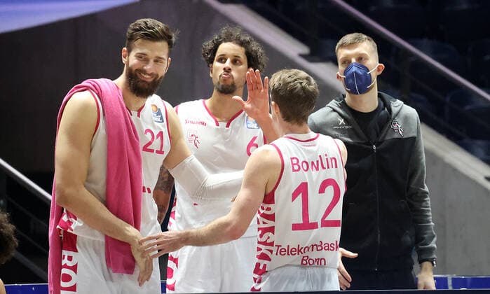 Freude bei den Bonnern ueber den Sieg in Braunschweig, Skyler Bowlin (Telekom Baskets Bonn)12 klatscht mit seinen Mitspielern ab