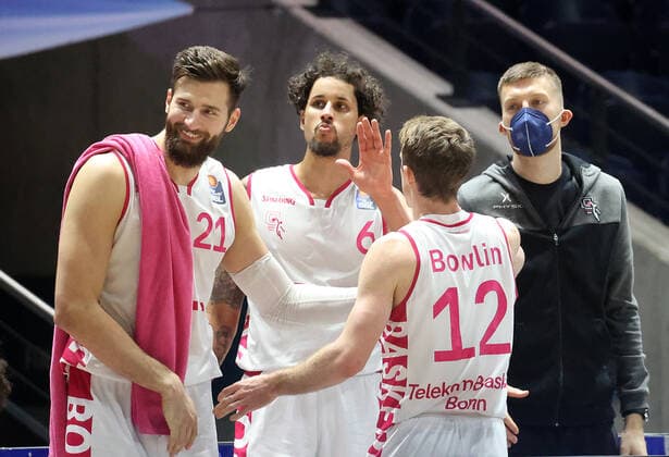 Freude bei den Bonnern ueber den Sieg in Braunschweig, Skyler Bowlin (Telekom Baskets Bonn)12 klatscht mit seinen Mitspielern ab