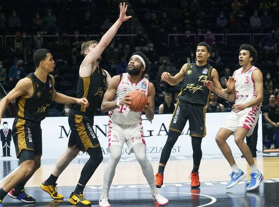 Nicholas Tischler (Basketball Loewen Braunschweig), Luc van Slooten (Basketball Loewen Braunschweig), Javontae Hawkins (Telekom Baskets Bonn)13, Brandon Tischler (Basketball Loewen Braunschweig), Tyson Ward (Telekom Baskets Bonn)3
