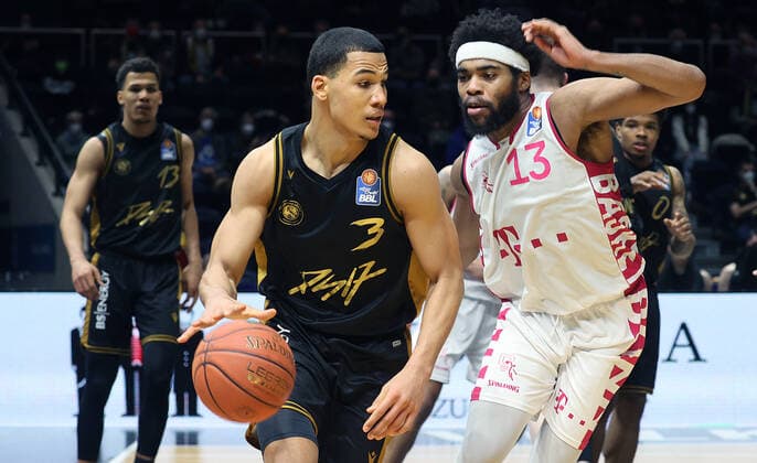 Nicholas Tischler (Basketball Loewen Braunschweig), Javontae Hawkins (Telekom Baskets Bonn)13