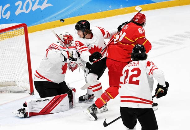 (220214) -- BEIJING, Feb. 13, 2022 -- Athletes vie for the puck during the Ice hockey, Eishockey men s preliminary round Group A match between China and Canada at National Indoor Stadium in Beijing, capital of China, Feb. 13, 2022. ) (BEIJING2022)CHINA-BEIJING-OLYMPIC Winter games, Winterspiele,Spiele, Summer games ICE HOCKEY-MEN S PRELIMINARY-CHN VS CAN(CN) LixZiheng 