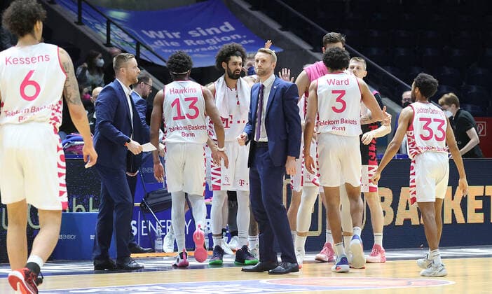Freude ueber den Sieg in Braunschweig bei Headcoach Tuomas Lisalo (Telekom Baskets Bonn), Assistant Coach Joonas Lisalo (Telekom Baskets Bonn), und dem Team