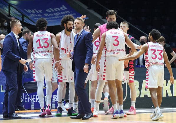 Freude ueber den Sieg in Braunschweig bei Headcoach Tuomas Lisalo (Telekom Baskets Bonn), Assistant Coach Joonas Lisalo (Telekom Baskets Bonn), und dem Team
