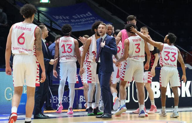 Freude ueber den Sieg in Braunschweig bei Headcoach Tuomas Lisalo (Telekom Baskets Bonn), Assistant Coach Joonas Lisalo (Telekom Baskets Bonn), und dem Team
