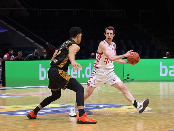 Nicholas Tischler (Basketball Loewen Braunschweig), Skyler Bowlin (Telekom Baskets Bonn)12