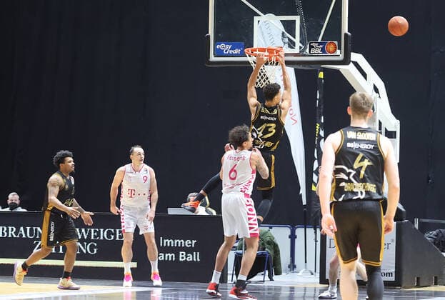 Dunking fehlgeschlagen Brandon Tischler (Basketball Loewen Braunschweig)13